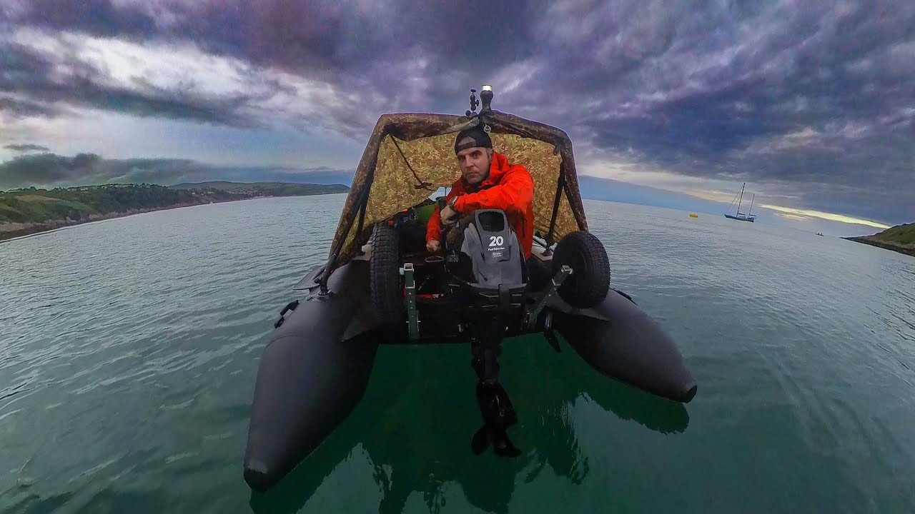 Сон на крошечной надувной лодке в море • В одиночестве