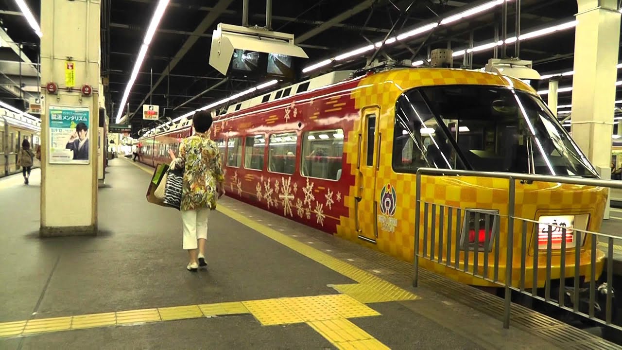 南海　特急こうや　高野山極楽橋行の女性車掌さん（特別仕様３００００系）なんば駅