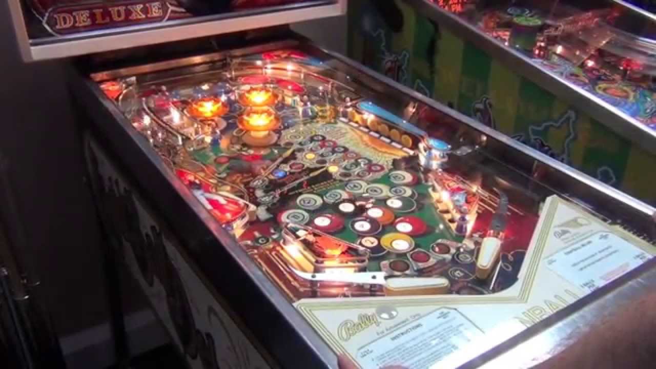 Eight Ball Deluxe Pinball Machine (Bally 1981)
