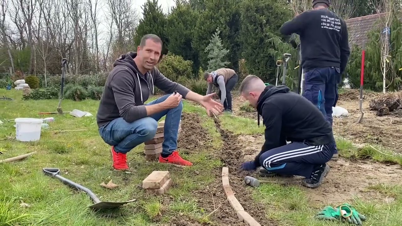 Borbás Marcsinak segítettem egy ágyás kialakításában.(Talajjavítás,perlit, ágyásszegély,mulcsozás)