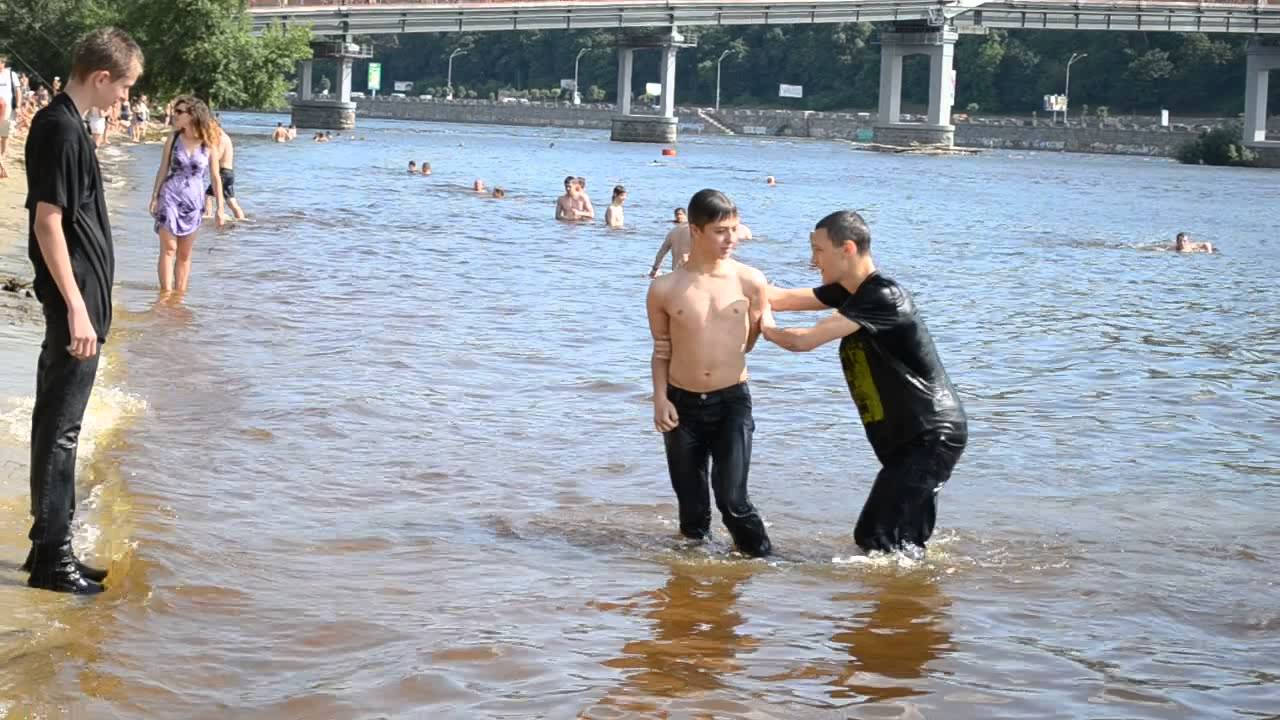 Рок-Січ 2013 (09.06): Молоді рокери купаються