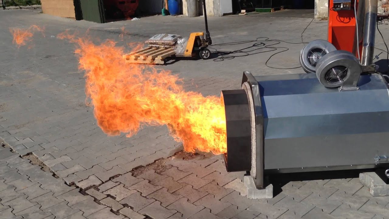 Eco-palnik UNI-MAX 500 kW w czasie test&oacute;w na świeżym powietrzu/ Pellet burner Uni-Max 500kW