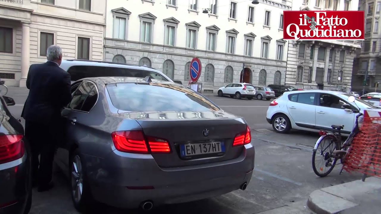 Milano, auto blu dell'assessore Mantovani ostruisce lo scivolo per la disabile