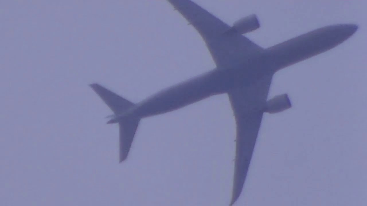 曇り空に浮かぶ旅客機  2018年10月04日