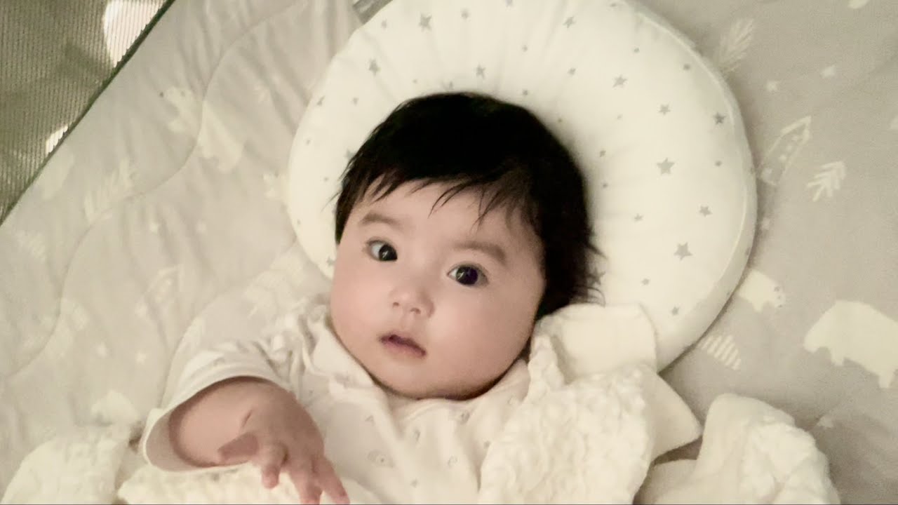 ひっそり起きて大人も起きるのを待つ赤ちゃん/A baby quietly wakes up and waits for an adult to wake up.