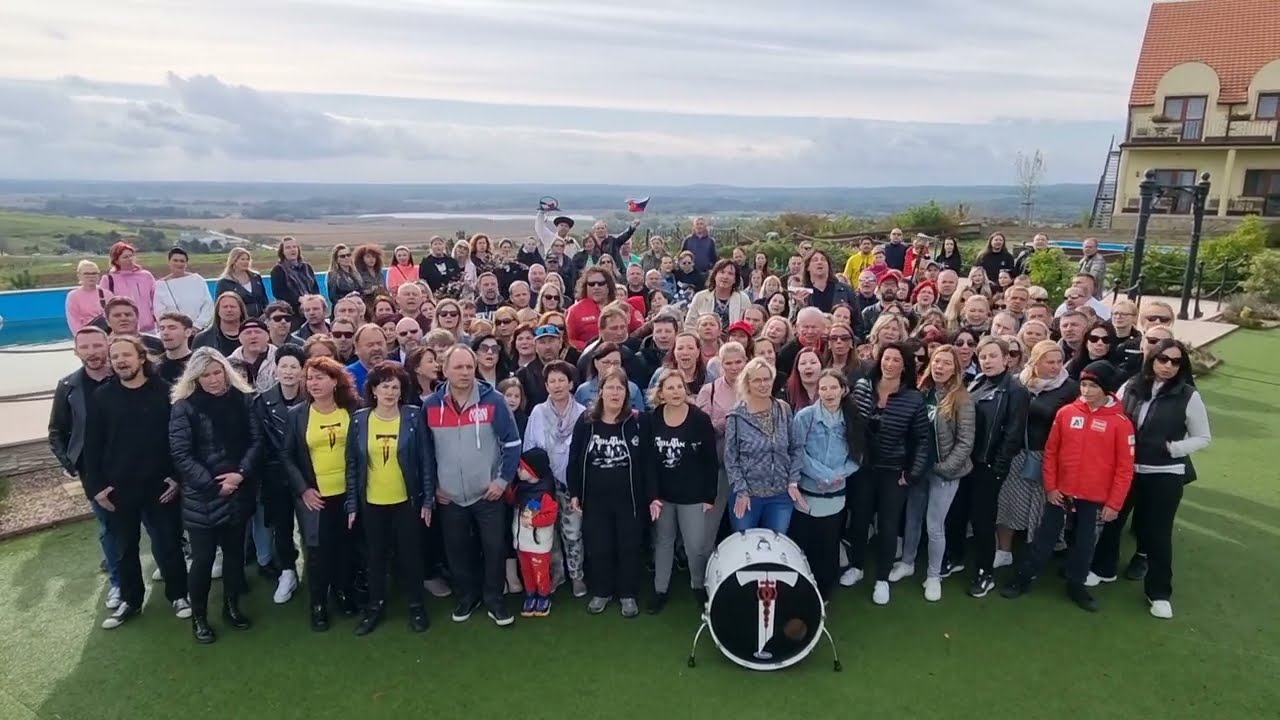 Tublatanka a fanúšikovia Priateľ vo Vinařství u kapličky Zaječí Cz