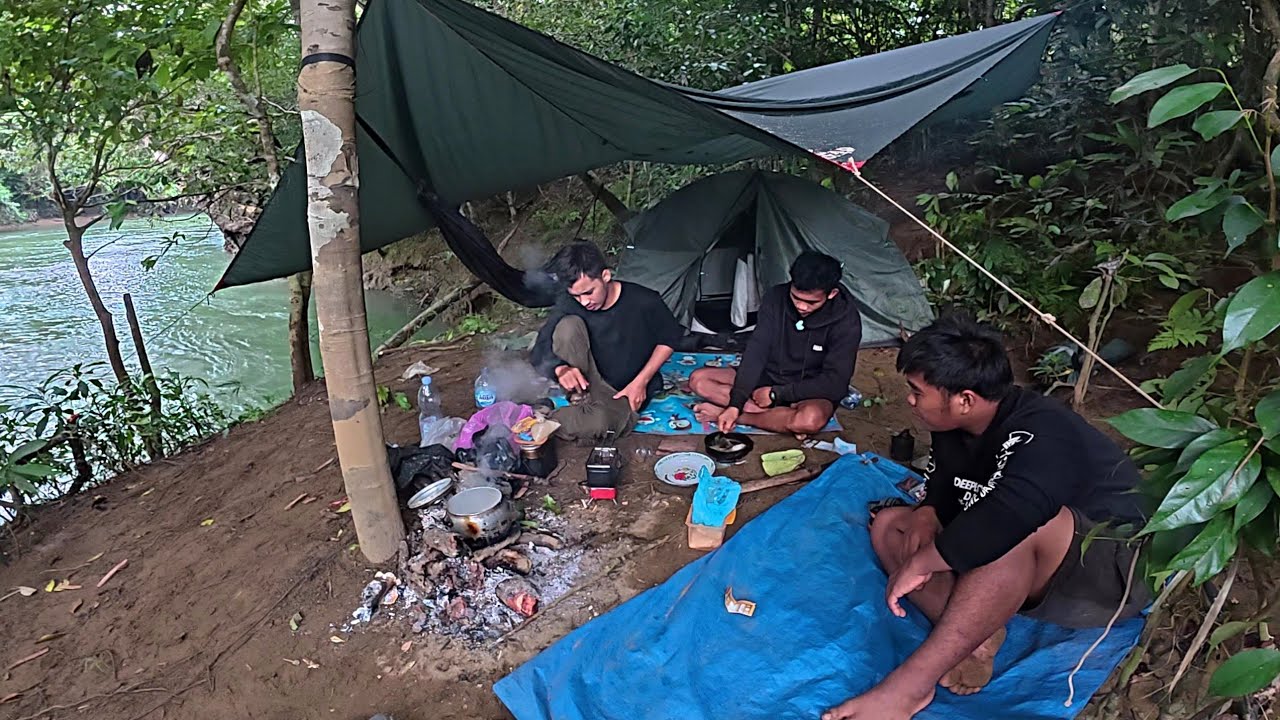 Camping dan mancing di sarang ikan masak hasil tangkapan di pinggir sungai kalimantan 