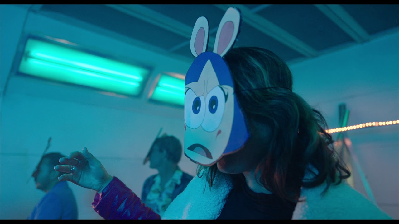 Astéréotypie - Baisse la tête d'un regard [Official Video]