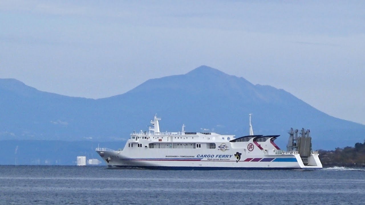 ある日の桜島【冷たい風の吹く与次郎から貨物フェリー「新種子島」と高千穂峰と】