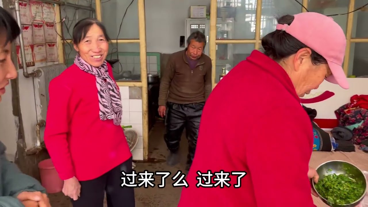 《回请乡亲，情暖冬日》 在我们这片乡土上，人情往来如潺潺溪流，奶奶住院归来，乡亲们纷纷带着关切前来探望，按照村里的风俗，受了乡亲们的关怀，需得回请吃饭