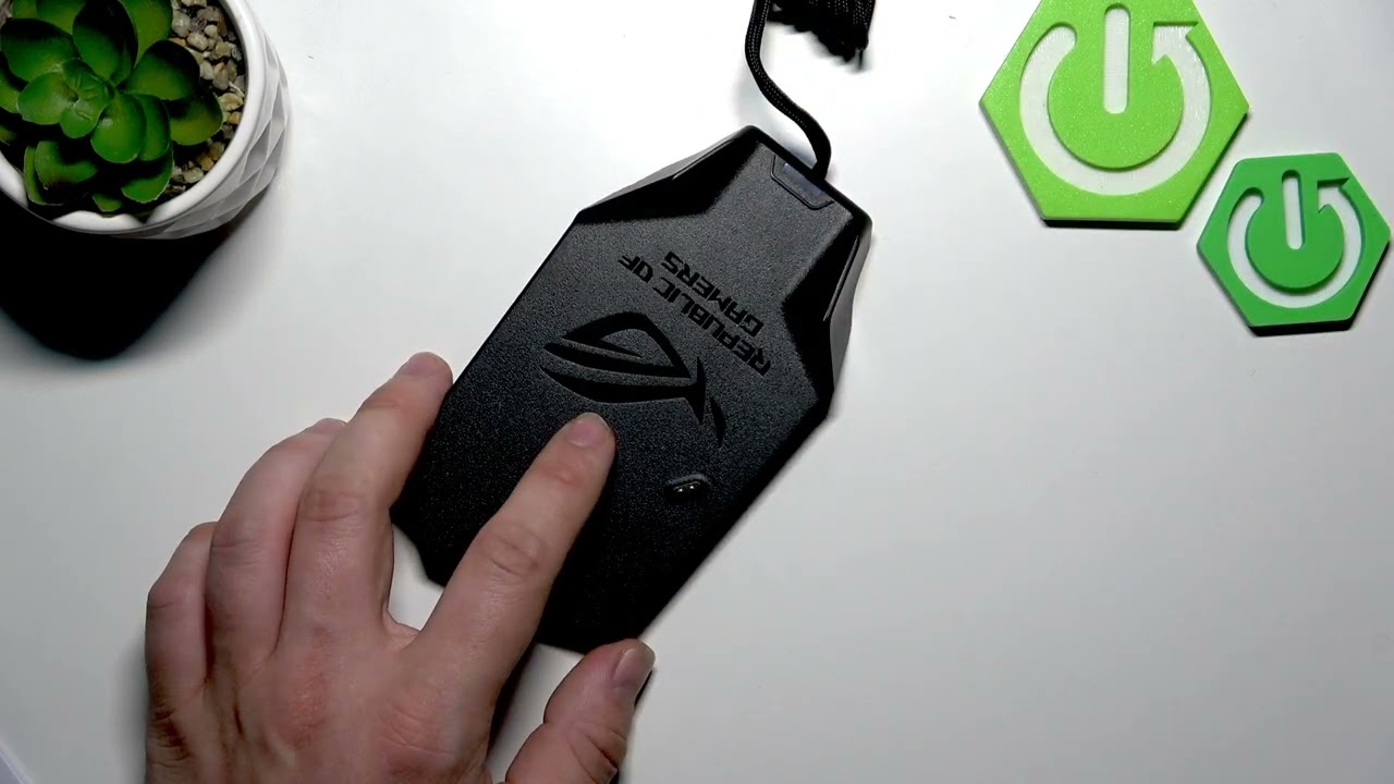 ASUS ROG Spatha X &ndash; How to Charge the Mouse