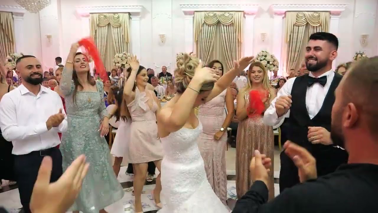 Nuk do e besoni çfarë ndodhi në këtë dasmë! 😱