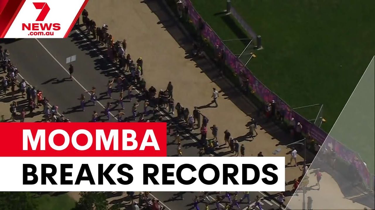 Record crowds flock to Melbourne's Moomba Parade | 7NEWS