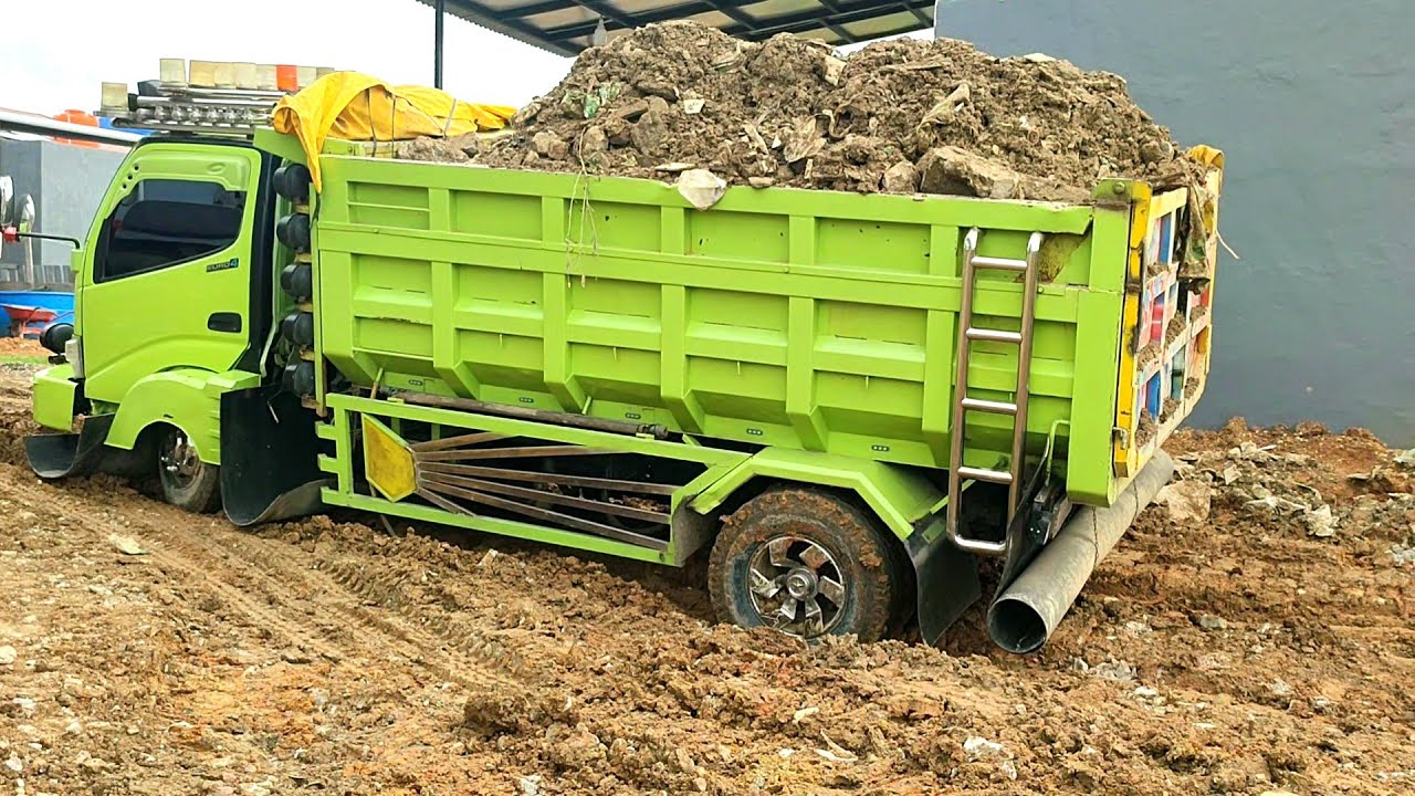 Mobil Dump Truk Pasir Hino 300 Jomplang Amlas Kesulitan Jomplang Muatan Tanah Timbunan