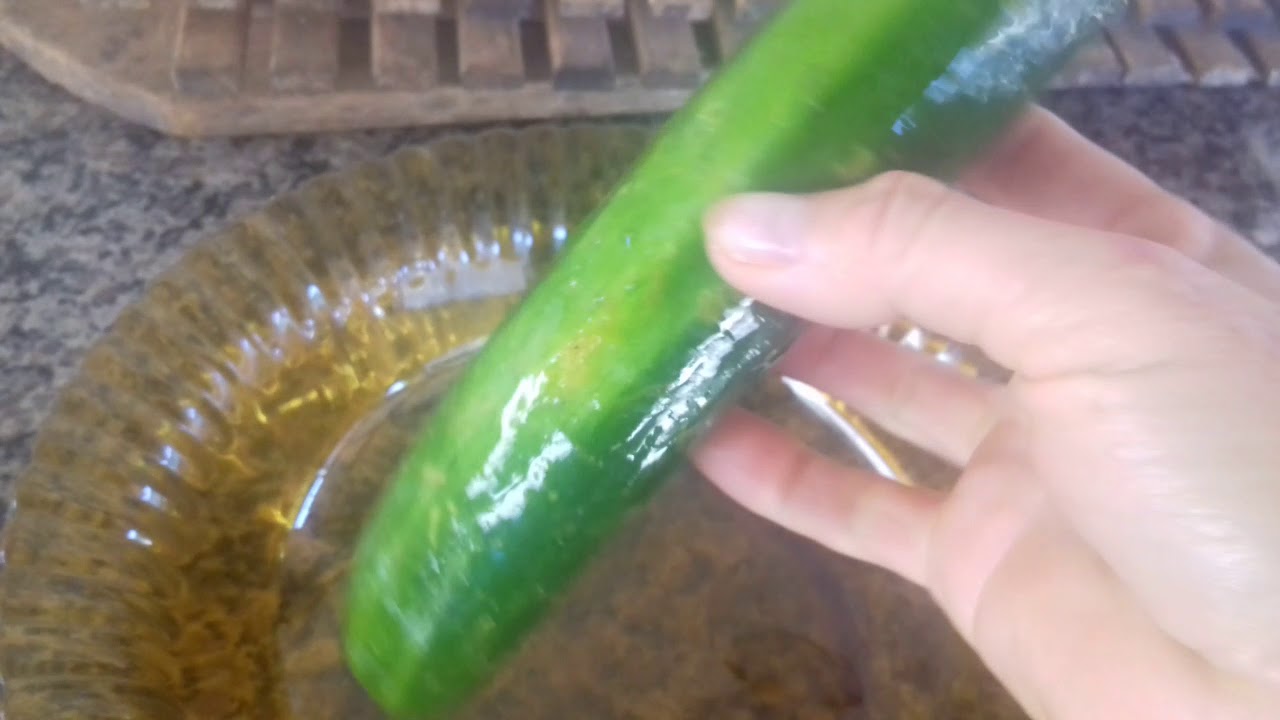 Não tire a casca do pepino na hora de fazer a salada.