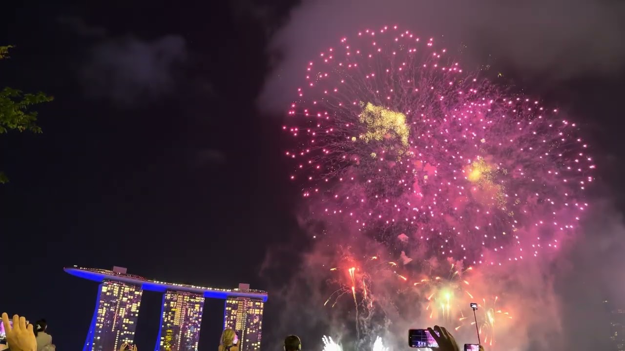 迪士尼探險號，亞洲新加坡首航，慶祝煙火。