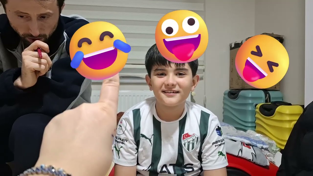 Azratoş Babası ve Abisiyle Emoji Oyunu Oynuyor