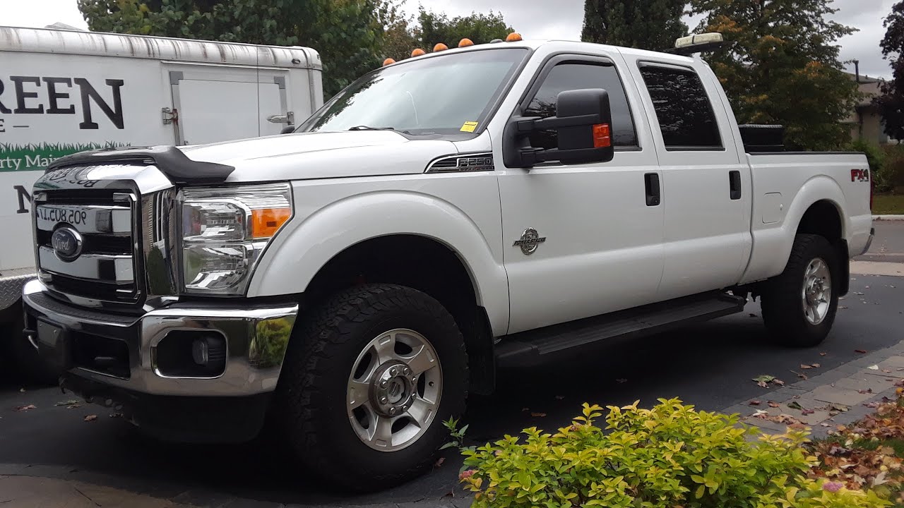 Замена шланга омывателя ветрового стекла на Ford F250 Super Duty 6.7L Diesel Powerstroke 2015 год...