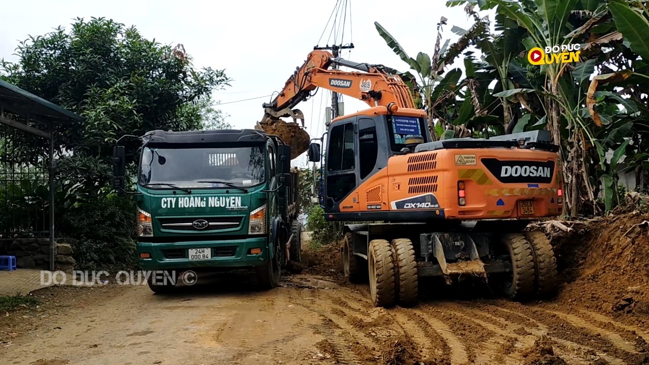 Máy xúc Doosan DX140w-5 đẩy cây múc đất bấm tả luy vs xe Ôtô tải ben TMT MOTOR chở đất và đổ đất