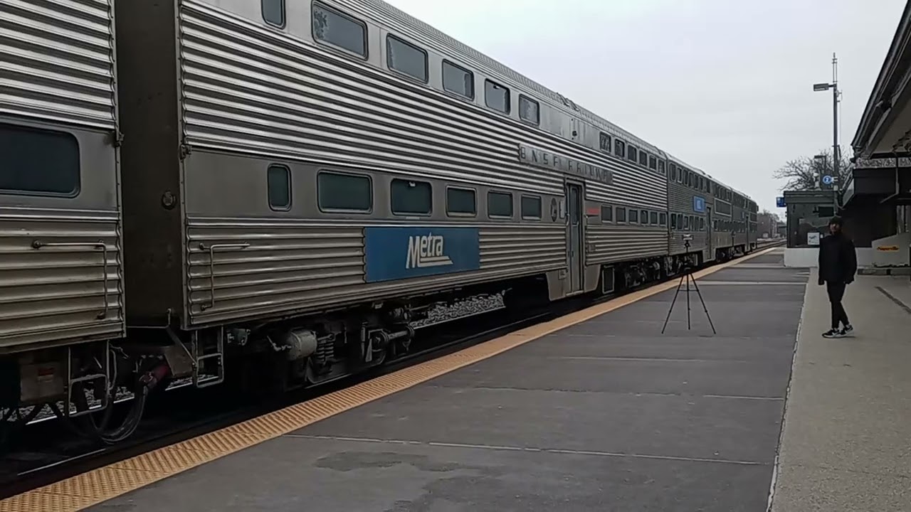 Inbound Metra 2024 at Naperville, IL