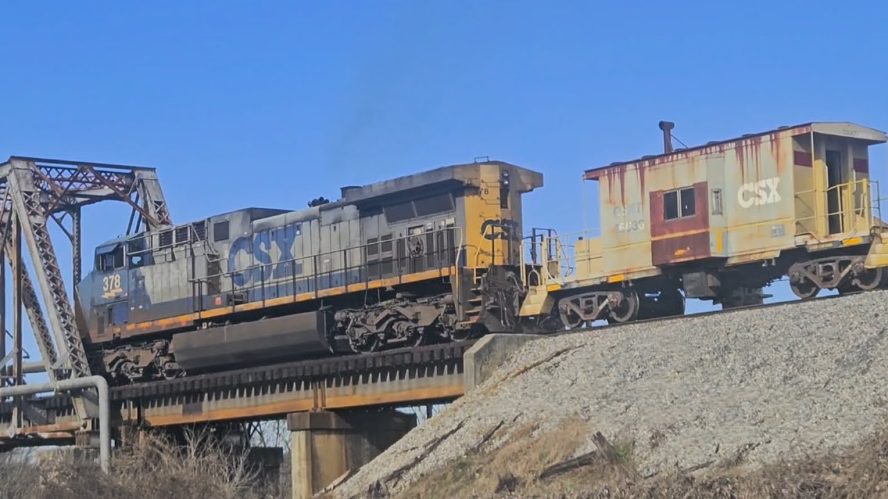 CSX YN2 Leads Y122 With Caboose - Kingsport, TN