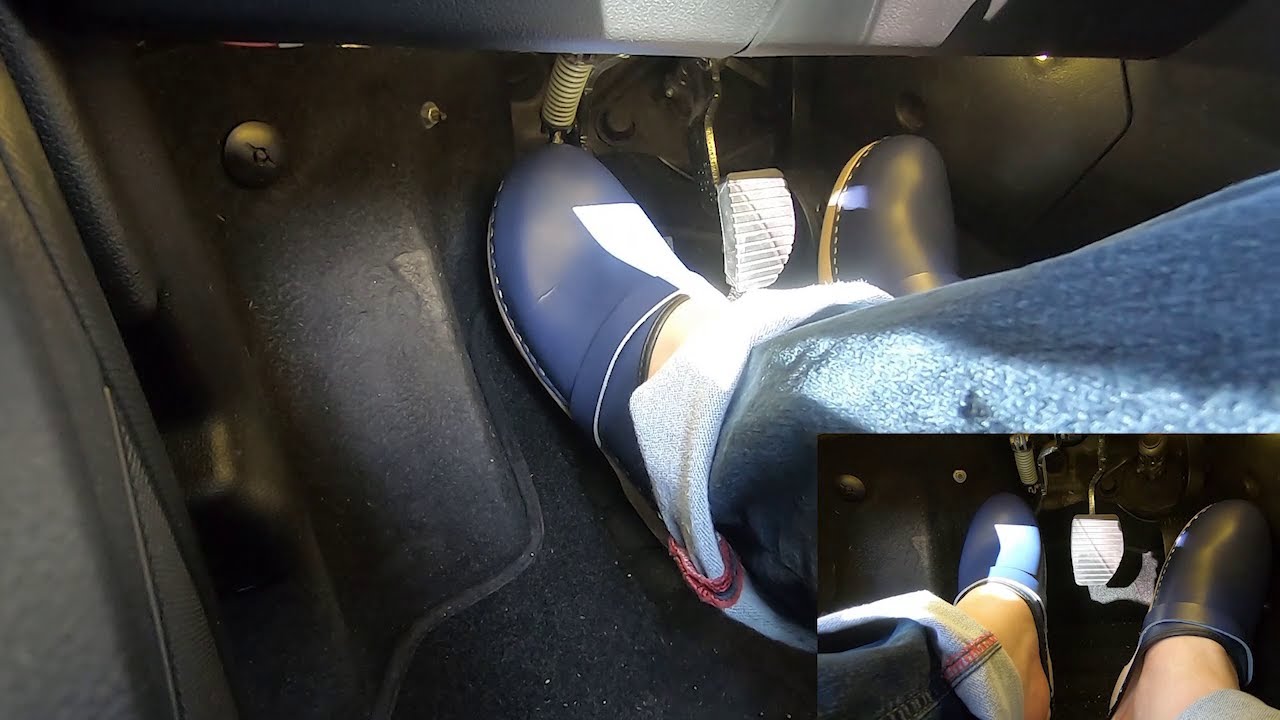 Pedal Pumping #143: Driving Citro&euml;n Berlingo with Standard Clogs Barefoot