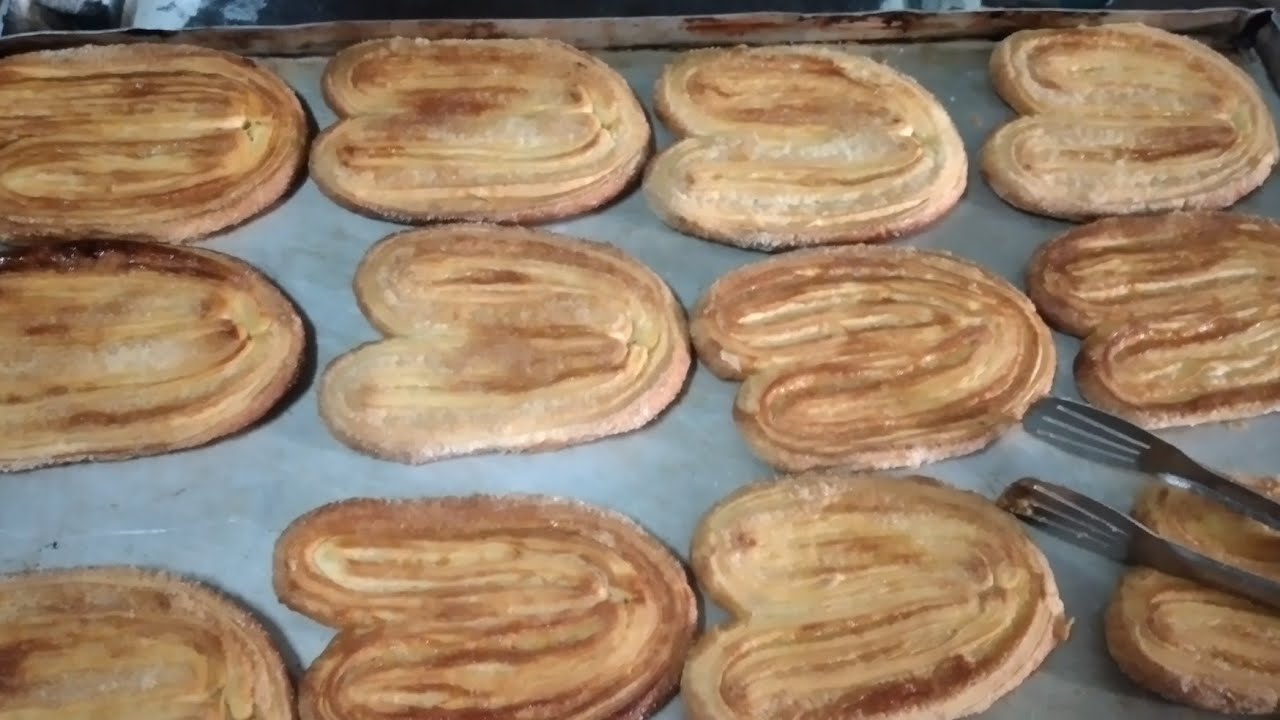 Elaboración de orejas en masa de hojaldres