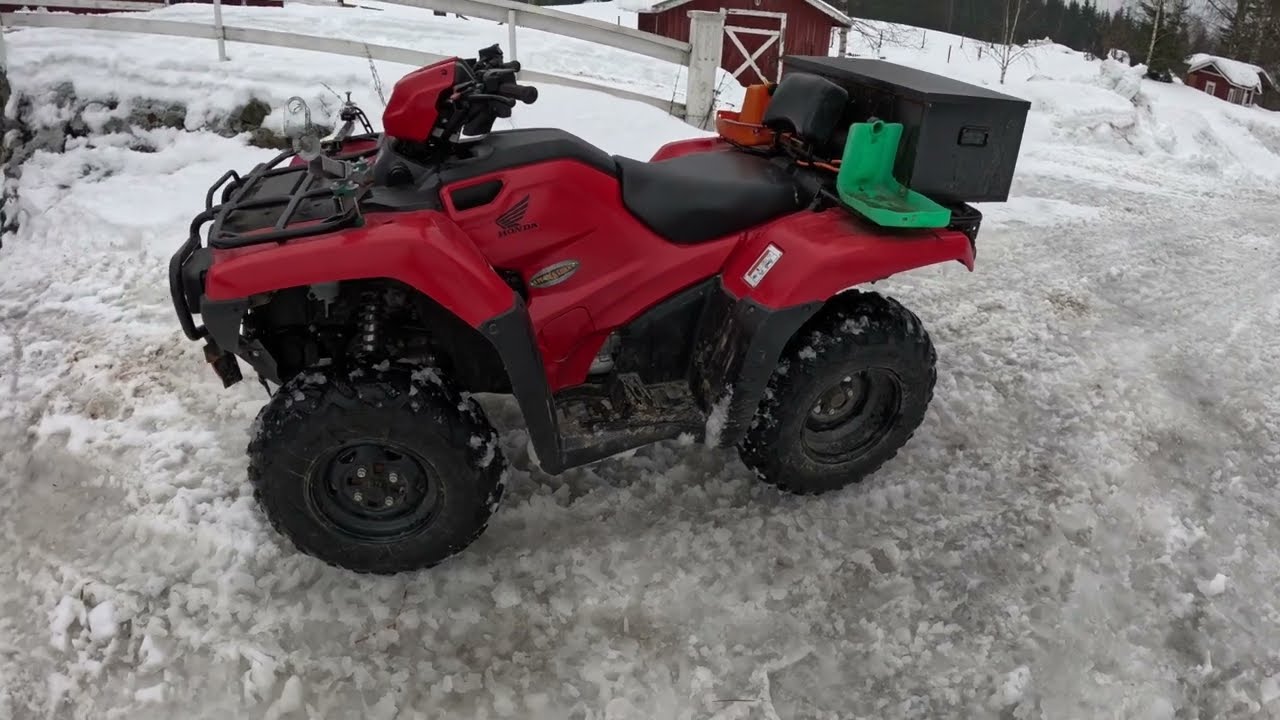 Honda TRX 500 FPE T3 traktorimönkijä, lataillaan vähän akkua pakkasten jälkeen.