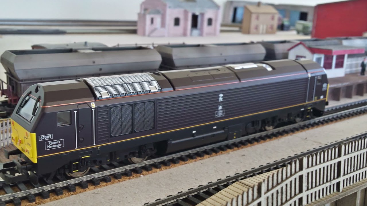 Hornby R2523 EWS Class 67 'Queen's Messenger' No. 67005 H332292