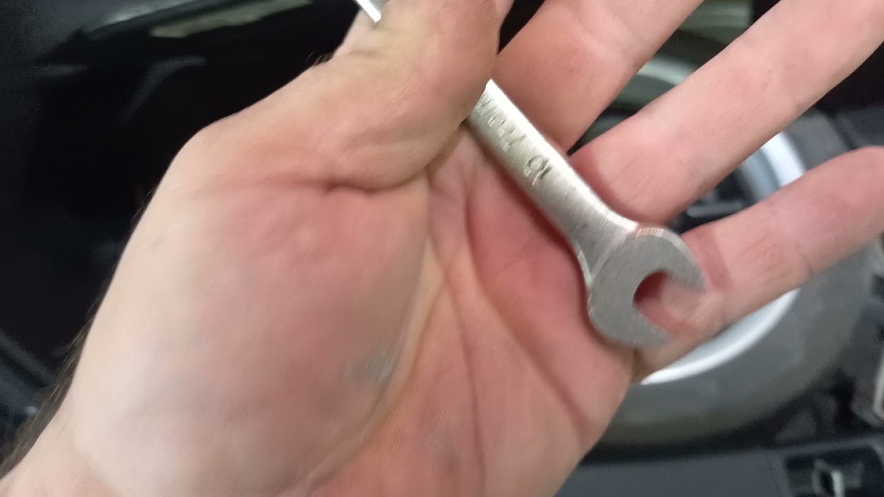remoção do parachoque traseiro da Mercedes-Benz C180 parte 1