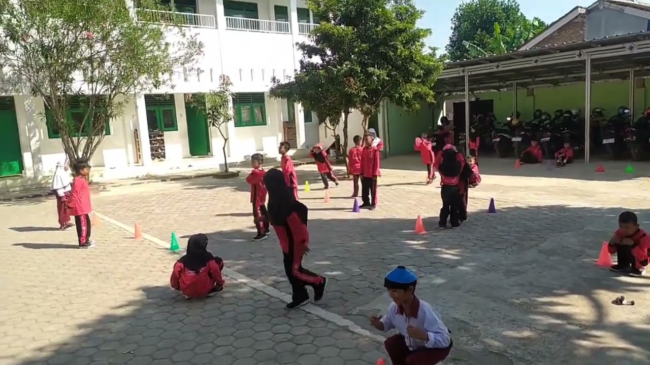 Modifikasi Variasi gerak dasar nonlokomotor kelas 2  dengan cara permainan sederhana