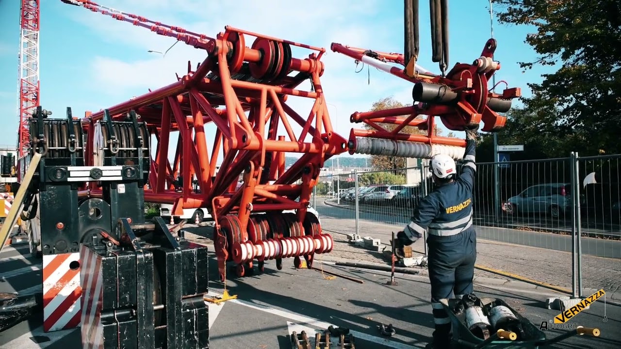 Le fasi di allestimento della mega gru per la rimozione del ponte della Darsena Pagliari alla Spezia
