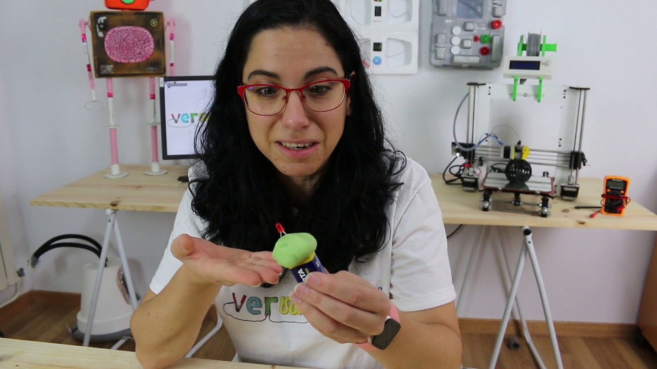 Electrónica básica con plastilina conductiva - VermisLAB en Maker la Faire Galicia
