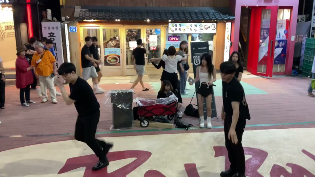 HONGDAE K-POP GROUP BUSKING - [BTS] Burning Up
