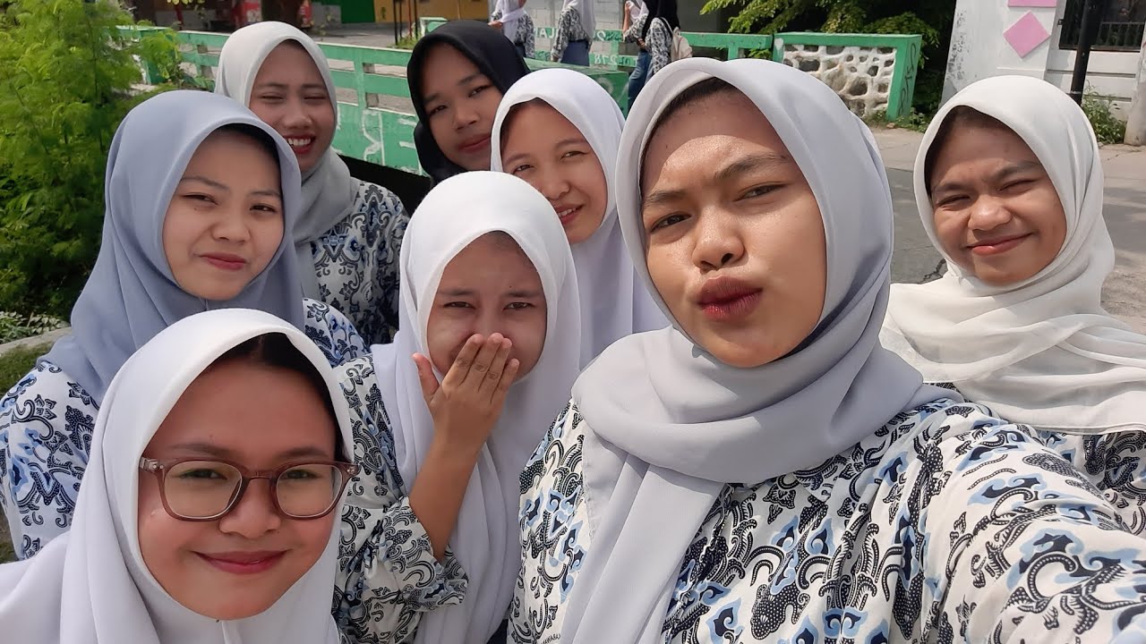 Jajan ke luar sekola sama teman-teman🍓🌟