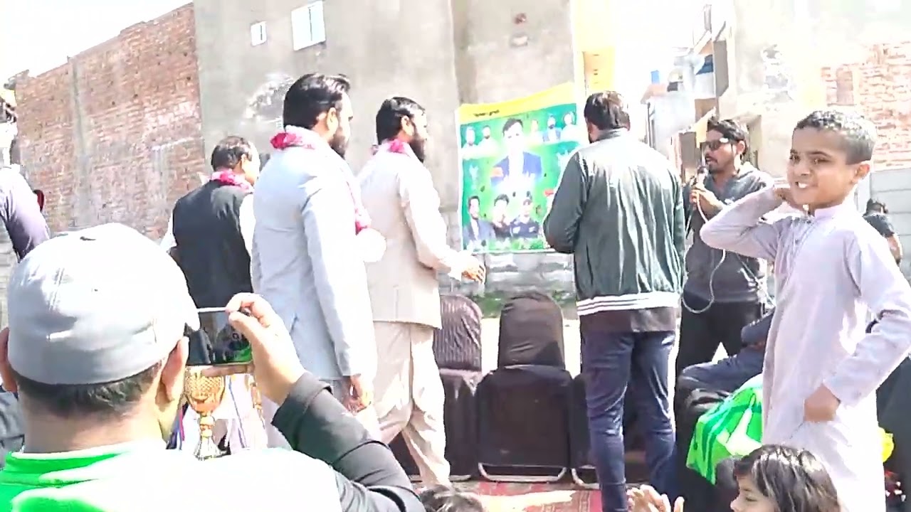 Khiladi mehmanon ka istaqbal kar rahe hain