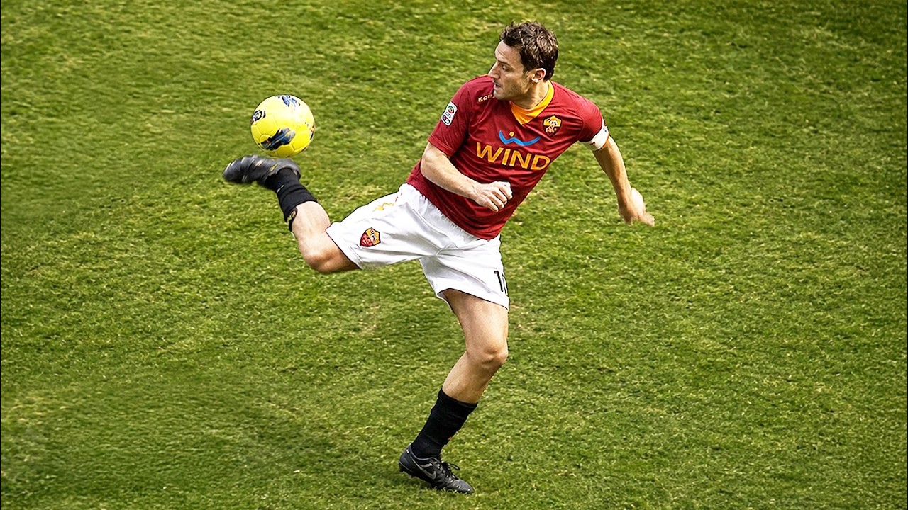 Francesco Totti can pass at ANY angle...