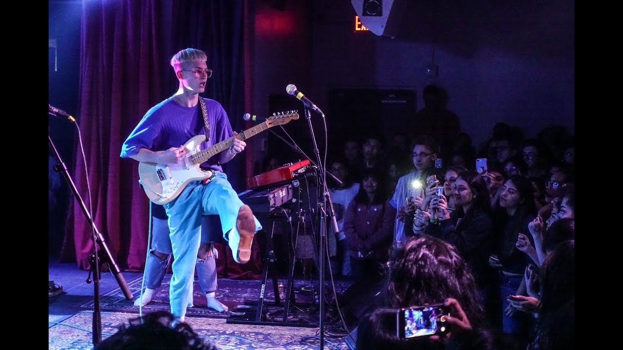 Gus Dapperton - Im Just Snacking - LIVE