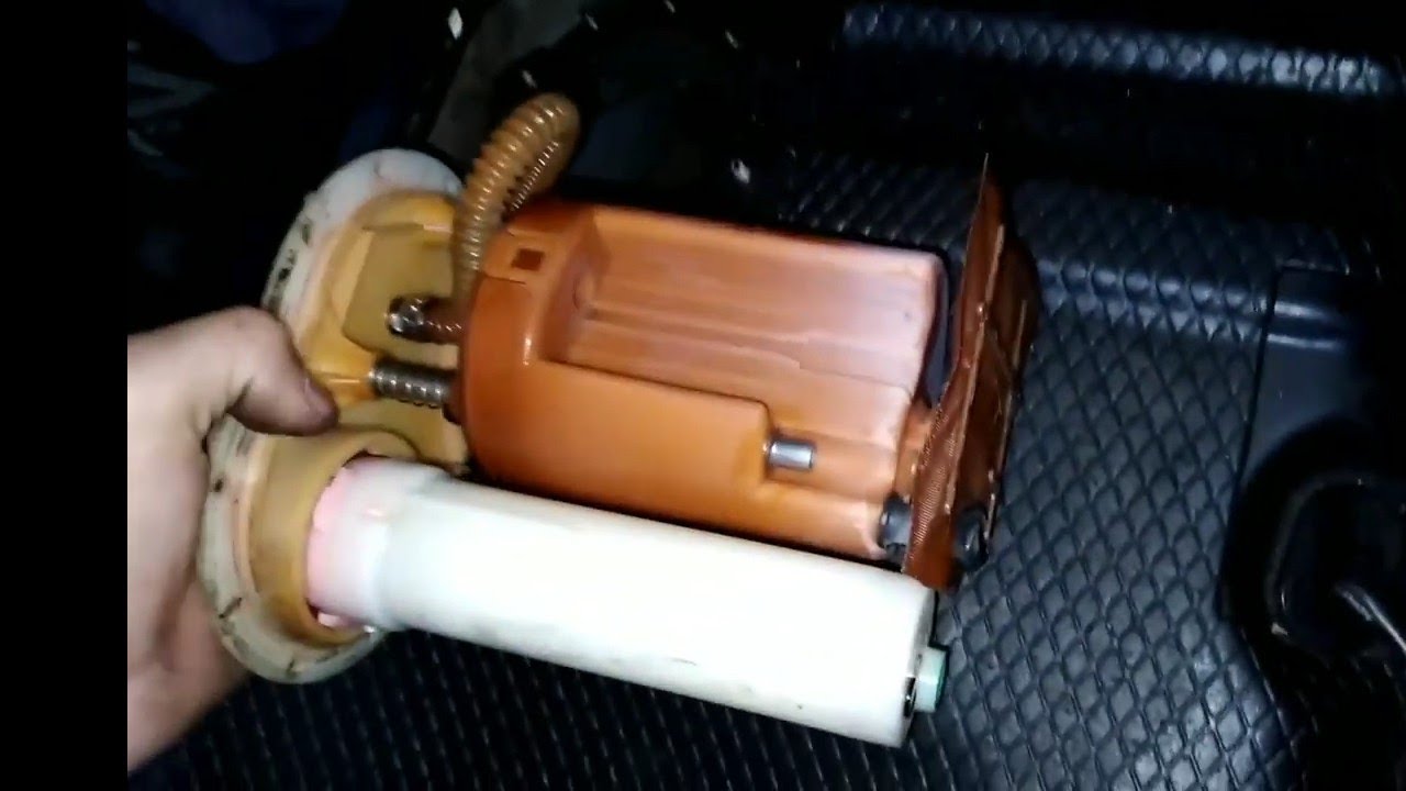 retirando a bomba de combustível do Tempra