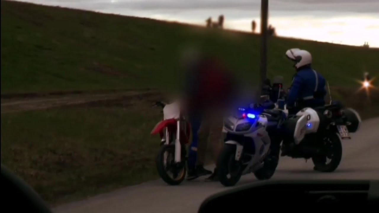 Poliisi iskee mopomiittiin - Poliisit