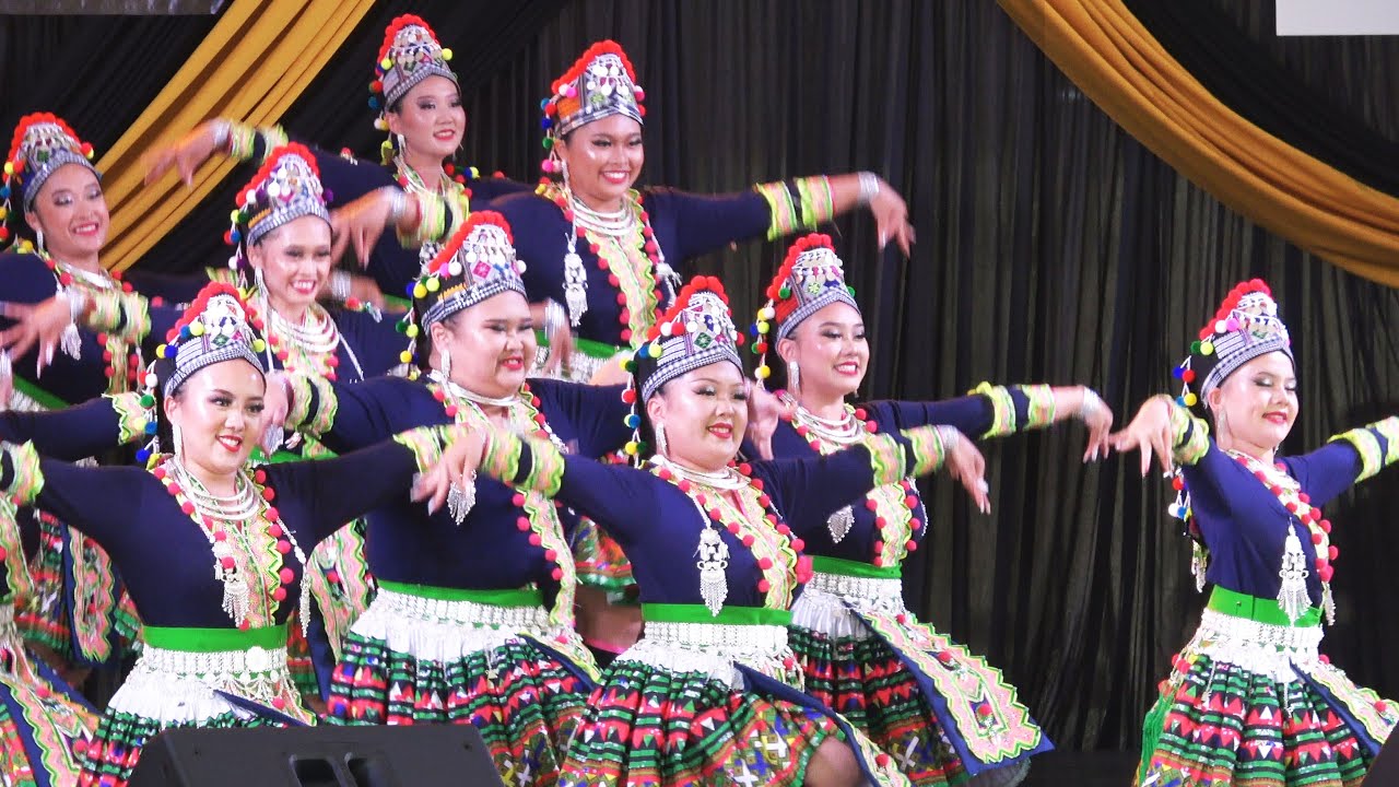 Nkauj Huab Tais / Hmong Dancing