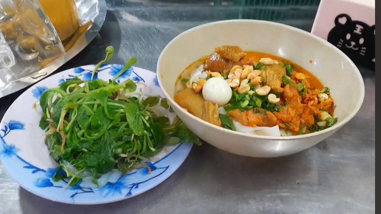 Quán mì Quảng ngon rẻ giá bình dân nhiều Topping trên đường Trịnh Đình Trọng TP. HCM