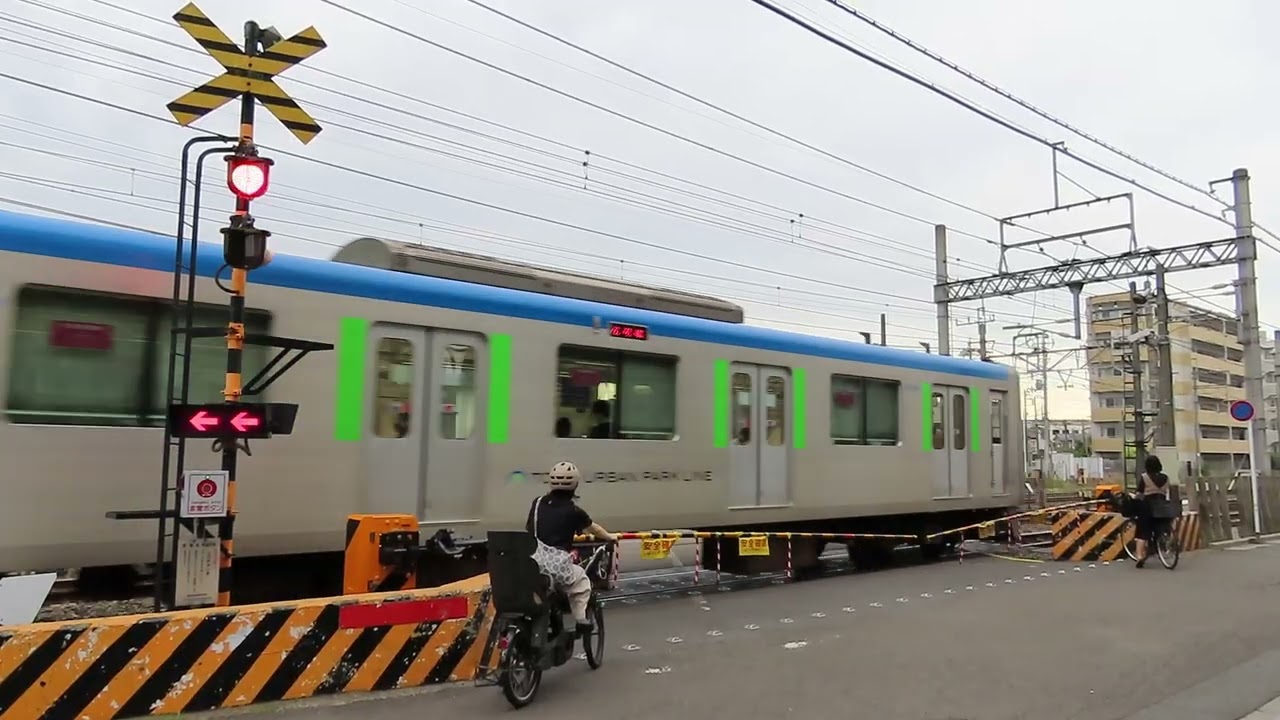 Pedestrian Caught at Crazy Short Crossing Time at Kita-Omiya Station with 6 Train Tracks
