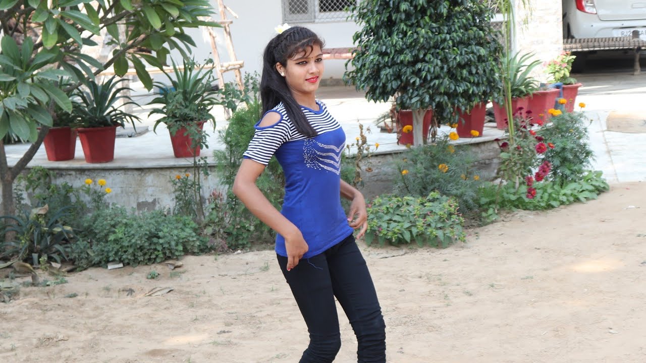 इस लड़की {नेहा} ने किया घर के आगे गार्डन में डांस || खुशबू उड़े चमेली की || Ajeet Katara Rasiya
