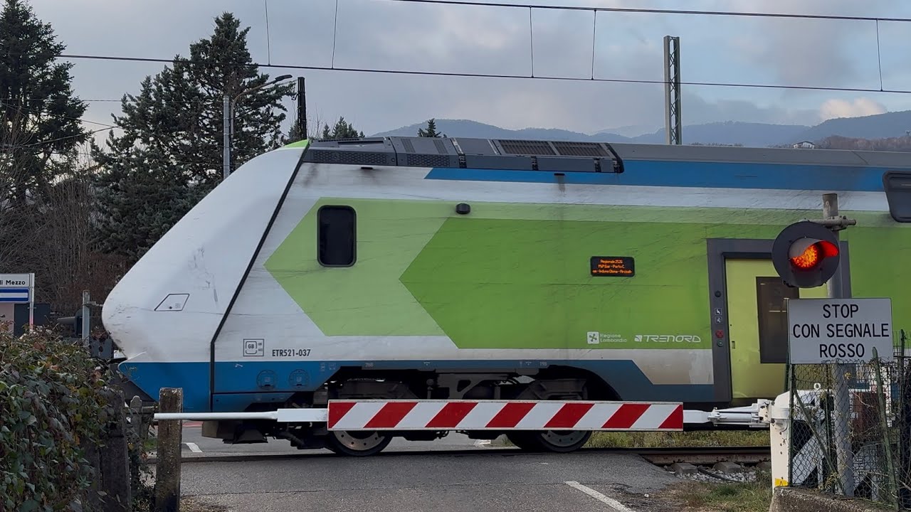 REGIONALE IN ARRIVO!! semaforo ROSSO e si ASPETTA il treno per il LAGO di LUGANO!! (Porto Ceresio)