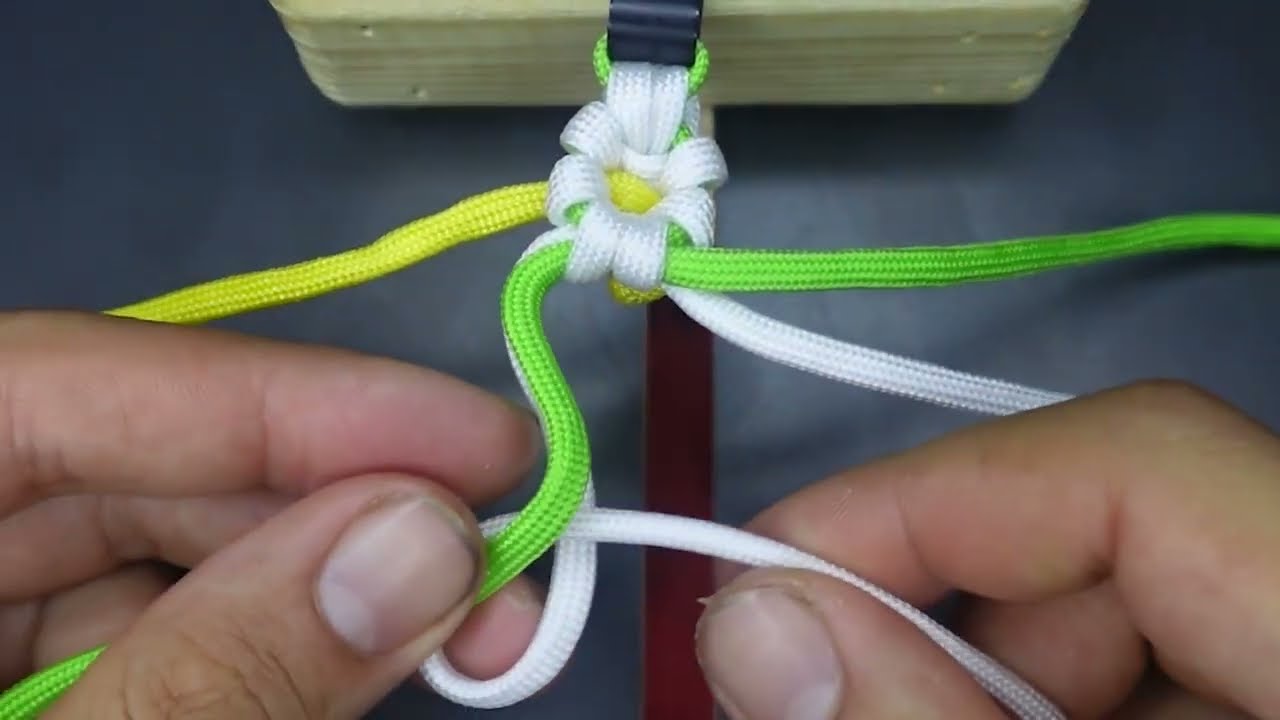 A Daisy Paracord Bracelet - 