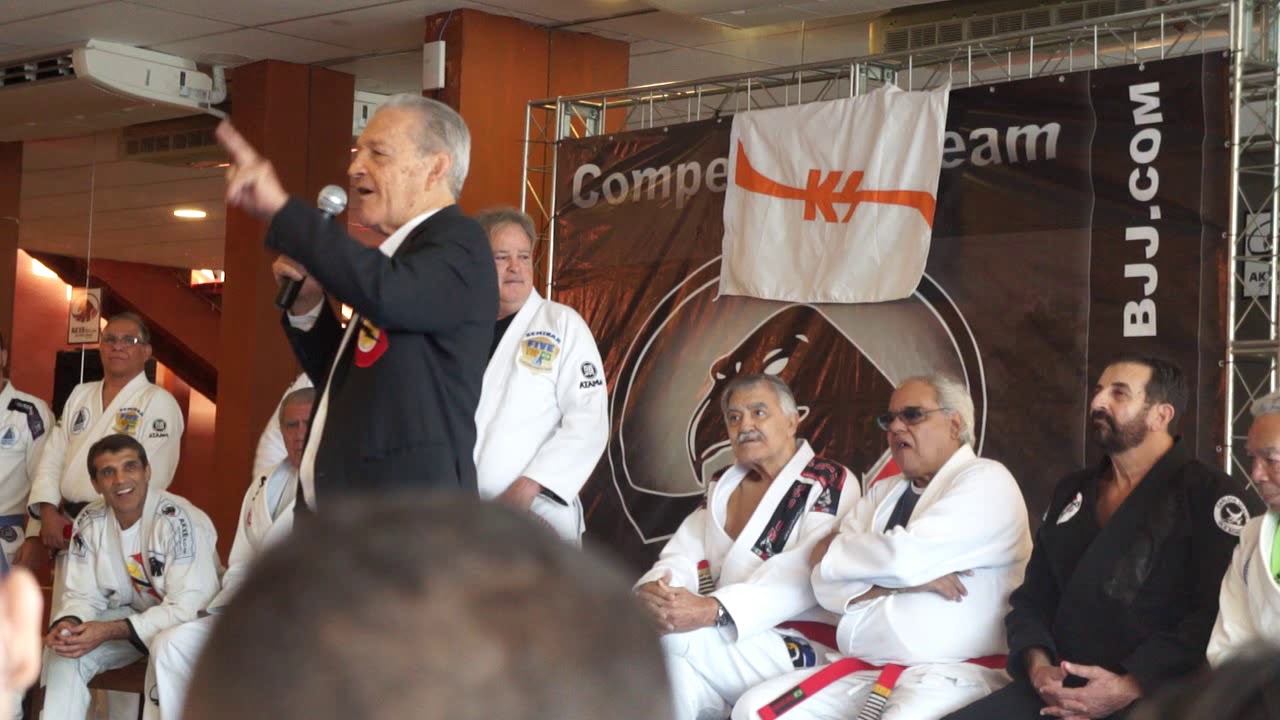 Entrega da faixa vermelha ao mestre Fernando Pinduka na matriz Akxe_bjj, Rio de Janeiro, Brasil.