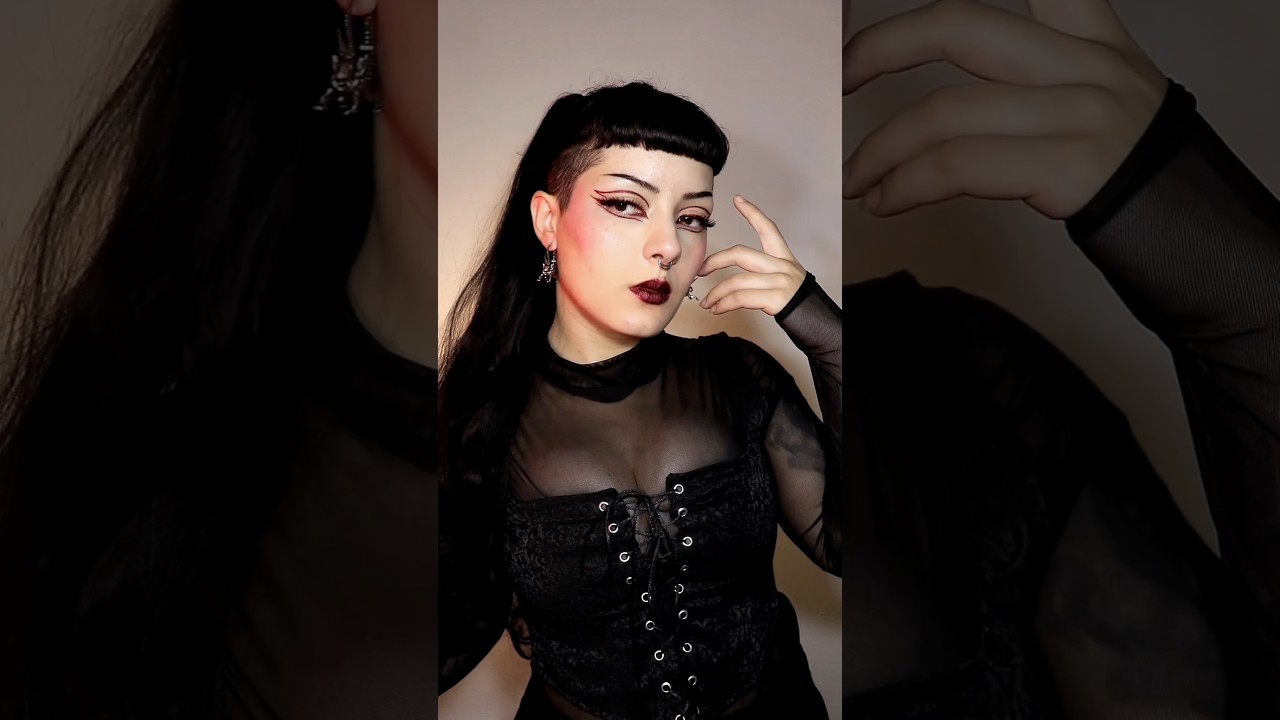 Maquiagem g&oacute;tica completa usando apenas o batom Armageddon da Black Moon Cosmetics 🖤 #goth #makeup