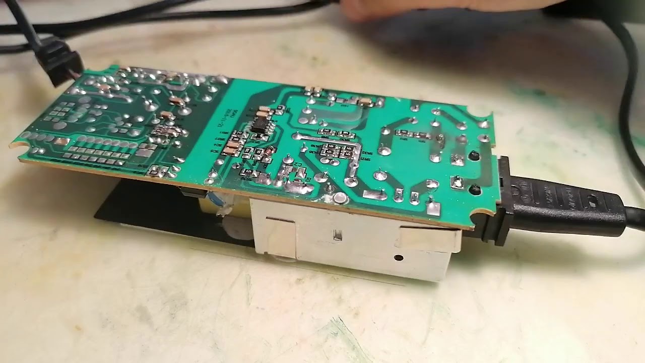 Naprawiam zasilacz do laptopa