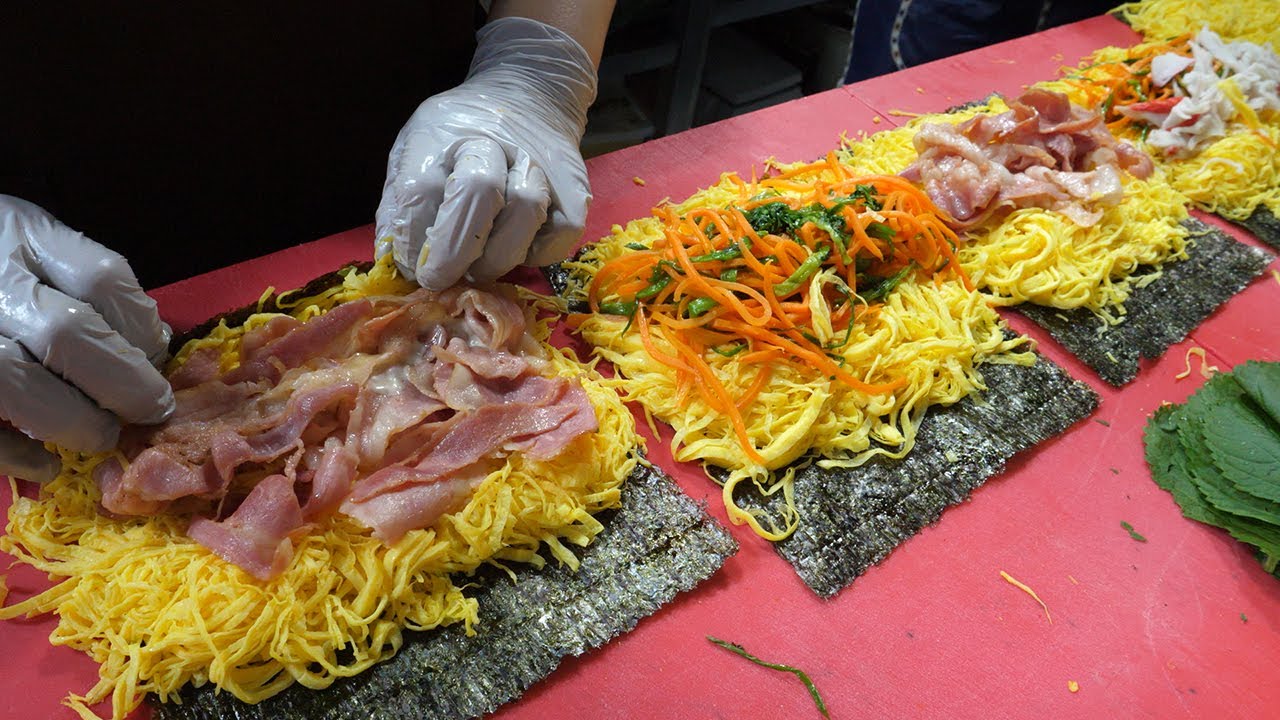 бекон яйцо кимбап (kimbap), корейский рисовый рулет - корейская уличная еда